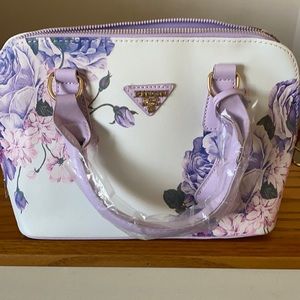 New Finon purse never used/faux leather